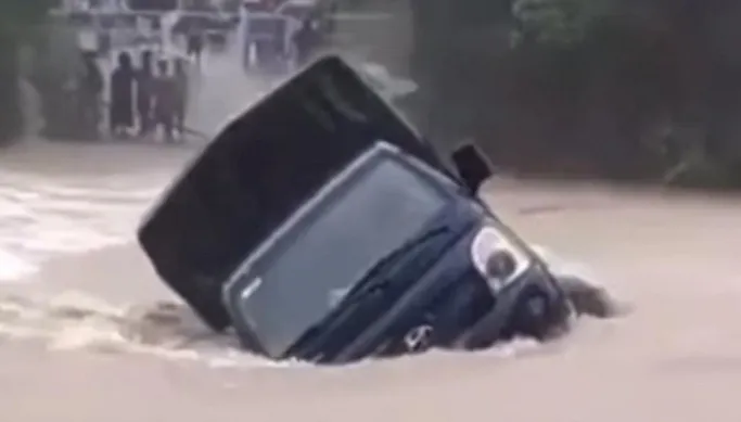 VIDEO: Xe tải bị nước lũ cuốn trôi khi đi qua đập tràn - Ảnh 1. VIDEO: Xe tải bị nước lũ cuốn trôi khi đi qua đập tràn - Ảnh 1.