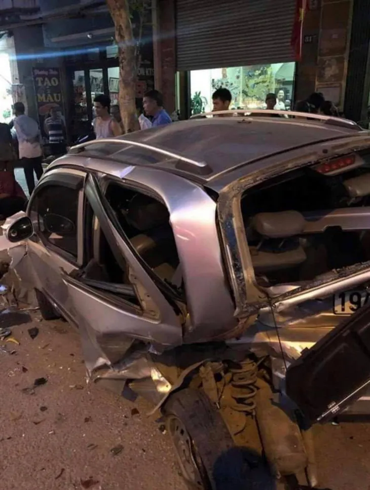 Vụ xe điên ở Hà Nội: Tài xế không có bằng, vượt quá nồng độ cồn - Ảnh 5. Vụ xe điên ở Hà Nội: Tài xế không có bằng, vượt quá nồng độ cồn - Ảnh 5.