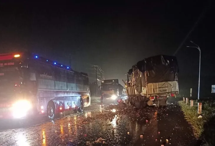 Xe khách vượt ẩu tông trực diện xe tải, 5 người thương vong - Ảnh 1. Xe khách vượt ẩu tông trực diện xe tải, 5 người thương vong - Ảnh 1.