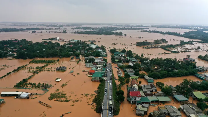 Mưa lũ miền Trung tạm giảm nhưng nhiều điểm sạt lở, có nơi bị cô lập - Ảnh 5. Mưa lũ miền Trung tạm giảm nhưng nhiều điểm sạt lở, có nơi bị cô lập - Ảnh 5.