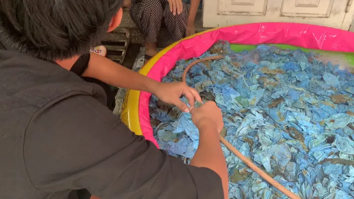 Kinh hoàng vòng quay của hàng triệu găng tay y tế đã qua sử dụng - Ảnh 2. Kinh hoàng vòng quay của hàng triệu găng tay y tế đã qua sử dụng - Ảnh 2.