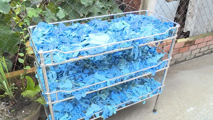 Xưởng giặt tẩy găng tay y tế đã sử dụng bằng... xà phòng và thuốc tẩy - Ảnh 4. Xưởng giặt tẩy găng tay y tế đã sử dụng bằng... xà phòng và thuốc tẩy - Ảnh 4.