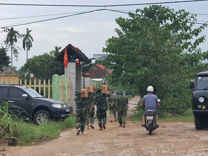 Đã mở đường xong để vào khu vực 13 cán bộ, chiến sĩ cứu hộ mất liên lạc - Ảnh 2. Đã mở đường xong để vào khu vực 13 cán bộ, chiến sĩ cứu hộ mất liên lạc - Ảnh 2.