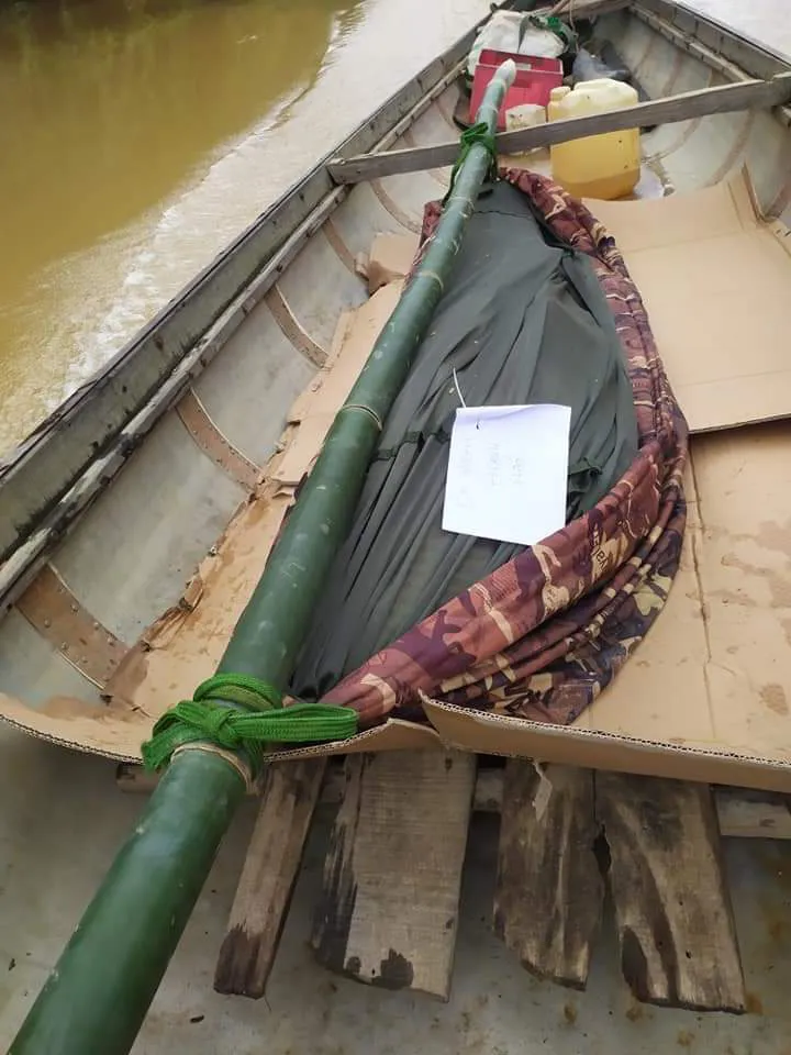 Sạt lở thủy điện Rào Trăng 3: Đưa thi thể nạn nhân tử vong đầu tiên ra ngoài - Ảnh 1. Sạt lở thủy điện Rào Trăng 3: Đưa thi thể nạn nhân tử vong đầu tiên ra ngoài - Ảnh 1.