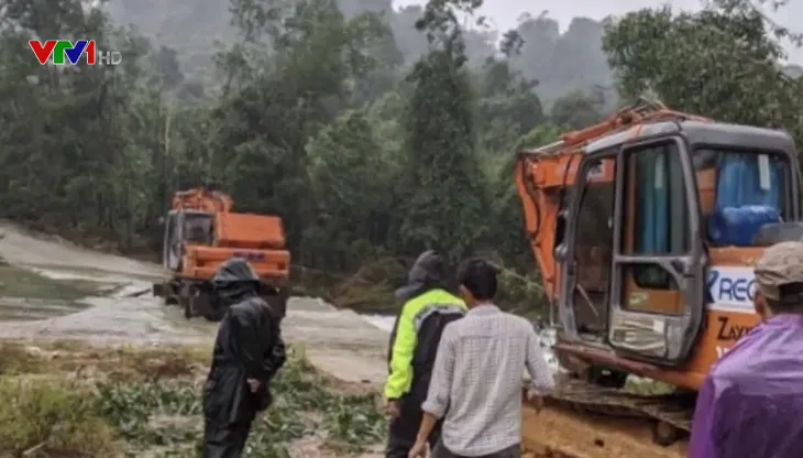 Đã khắc phục gần hết các điểm sạt lở để tiếp cận khu vực Rào Trăng 3 - Ảnh 1. Đã khắc phục gần hết các điểm sạt lở để tiếp cận khu vực Rào Trăng 3 - Ảnh 1.