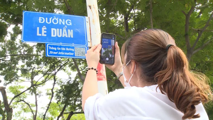 Lần đầu tiên TP.HCM gắn QR code trên bảng tên đường - Ảnh 1. Lần đầu tiên TP.HCM gắn QR code trên bảng tên đường - Ảnh 1.