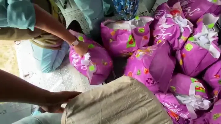 VIDEO Trực thăng thả hàng tiếp tế xuống thủy điện Rào Trăng 3 - Ảnh 3. VIDEO Trực thăng thả hàng tiếp tế xuống thủy điện Rào Trăng 3 - Ảnh 3.