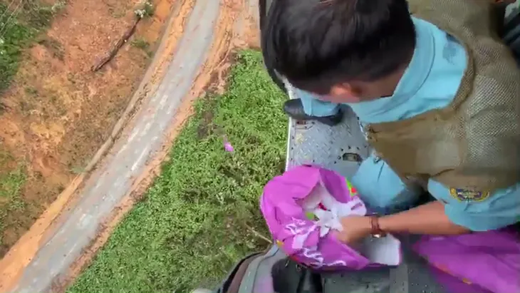 VIDEO Trực thăng thả hàng tiếp tế xuống thủy điện Rào Trăng 3 - Ảnh 2. VIDEO Trực thăng thả hàng tiếp tế xuống thủy điện Rào Trăng 3 - Ảnh 2.