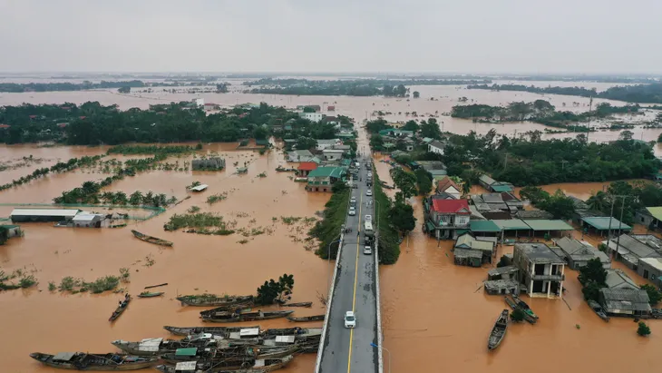 Quảng Trị chìm trong biển nước nhìn từ trên cao - Ảnh 4. Quảng Trị chìm trong biển nước nhìn từ trên cao - Ảnh 4.