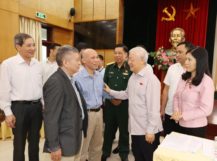 Tổng Bí thư, Chủ tịch nước Nguyễn Phú Trọng: Phát huy nền tảng là cử tri, nhân dân để xây dựng, phát triển Thủ đô và đất nước - Ảnh 2. Tổng Bí thư, Chủ tịch nước Nguyễn Phú Trọng: Phát huy nền tảng là cử tri, nhân dân để xây dựng, phát triển Thủ đô và đất nước - Ảnh 2.