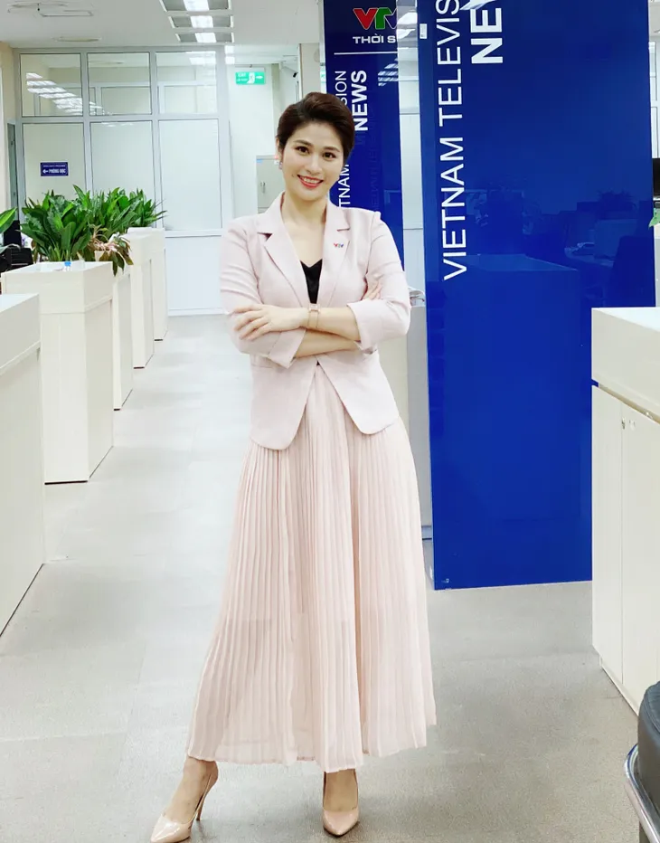 Ngắm các nữ BTV, MC diện váy dài xếp ly bất chấp mọi thời tiết - Ảnh 4. Ngắm các nữ BTV, MC diện váy dài xếp ly bất chấp mọi thời tiết - Ảnh 4.