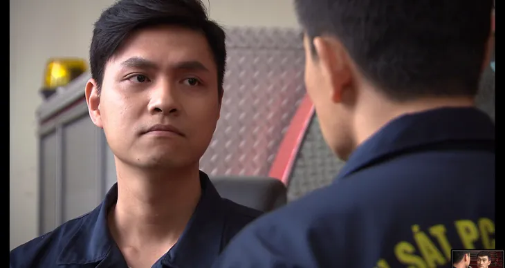 Lửa ấm - Tập 11: Hoàng (Mạnh Quân) bỗng dưng trở thành hotboy lính cứu hỏa - Ảnh 8. Lửa ấm - Tập 11: Hoàng (Mạnh Quân) bỗng dưng trở thành hotboy lính cứu hỏa - Ảnh 8.