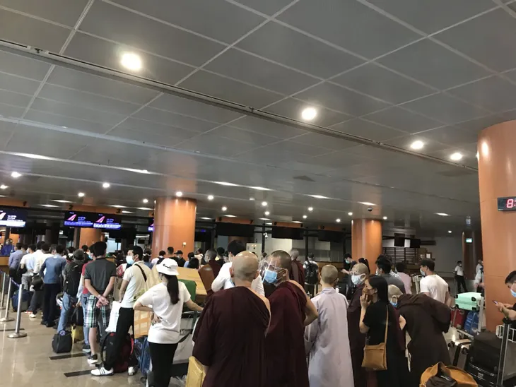 Đưa 240 công dân Việt Nam từ Myanmar về nước - Ảnh 1. Đưa 240 công dân Việt Nam từ Myanmar về nước - Ảnh 1.