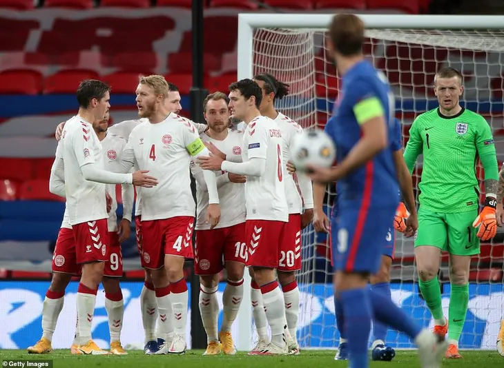 Harry Maguire nhận thẻ đỏ, ĐT Anh thua Đan Mạch ngay trên sân nhà (UEFA Nations League 2020/21) - Ảnh 4. Harry Maguire nhận thẻ đỏ, ĐT Anh thua Đan Mạch ngay trên sân nhà (UEFA Nations League 2020/21) - Ảnh 4.