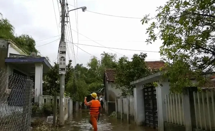 Điện lực miền Trung khẩn trương khôi phục lưới điện sau mưa lũ - Ảnh 1. Điện lực miền Trung khẩn trương khôi phục lưới điện sau mưa lũ - Ảnh 1.