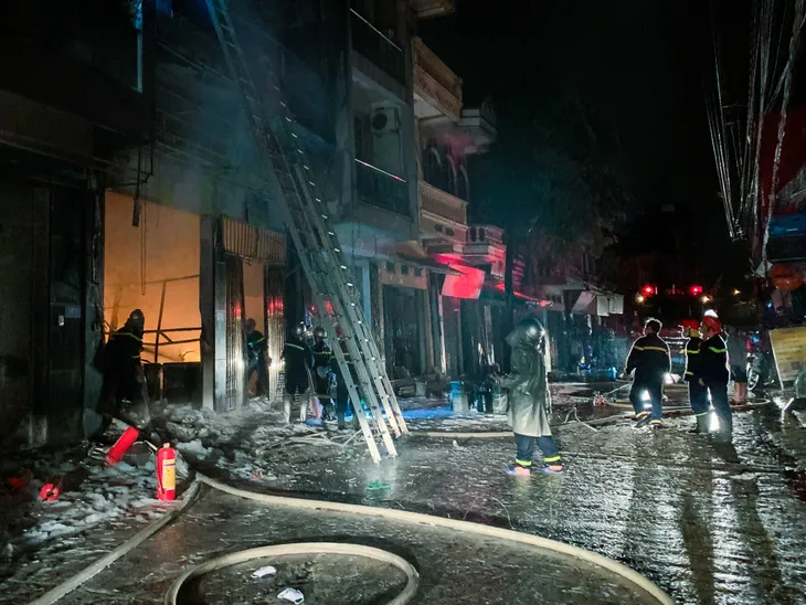 Cứu 5 người kẹt trong cửa hàng kinh doanh gas bị cháy ở Hà Nội - Ảnh 2. Cứu 5 người kẹt trong cửa hàng kinh doanh gas bị cháy ở Hà Nội - Ảnh 2.