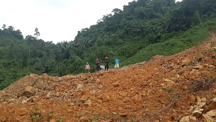 Có khả năng tìm kiếm nhiều công nhân mất tích ở thân đập thủy điện Rào Trăng 3 - Ảnh 4. Có khả năng tìm kiếm nhiều công nhân mất tích ở thân đập thủy điện Rào Trăng 3 - Ảnh 4.