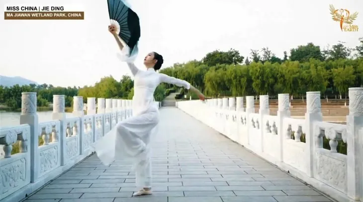 Đại diện Trung Quốc mặc trang phục giống áo dài Việt Nam thi tài năng tại Hoa hậu Trái đất 2020 - Ảnh 1. Đại diện Trung Quốc mặc trang phục giống áo dài Việt Nam thi tài năng tại Hoa hậu Trái đất 2020 - Ảnh 1.