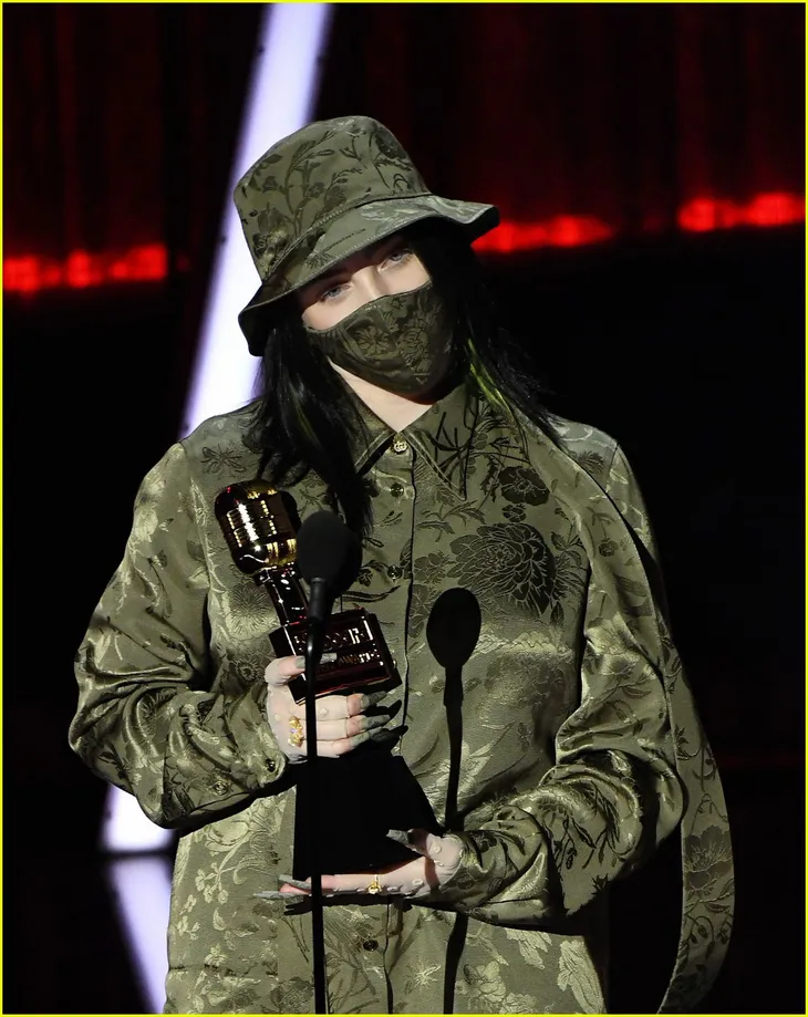 Billie Eilish sốc khi nhận giải Billboard - Ảnh 1. Billie Eilish sốc khi nhận giải Billboard - Ảnh 1.