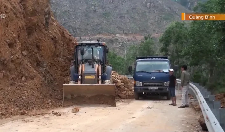 Quảng Bình tập trung khắc phục giao thông sau mưa lũ - Ảnh 1. Quảng Bình tập trung khắc phục giao thông sau mưa lũ - Ảnh 1.