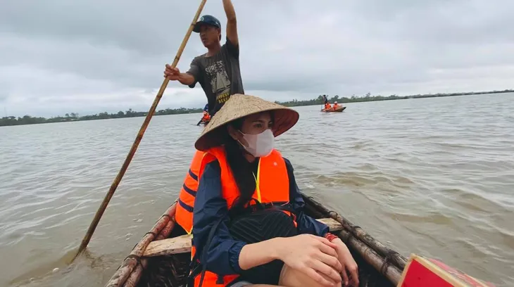 Thủy Tiên: Bị chồng cản vẫn lì đi vào tâm lũ - Ảnh 1. Thủy Tiên: Bị chồng cản vẫn lì đi vào tâm lũ - Ảnh 1.