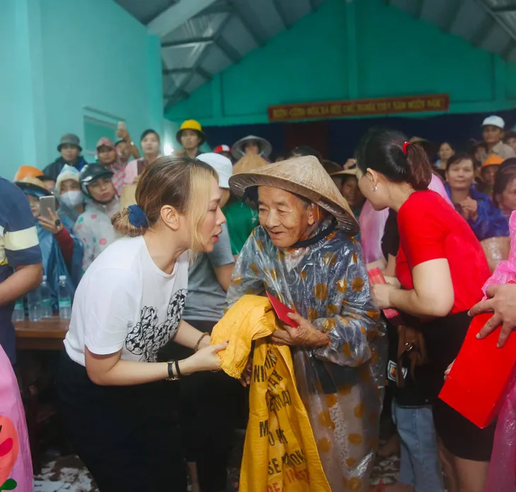 Thủy Tiên: Bị chồng cản vẫn lì đi vào tâm lũ - Ảnh 2. Thủy Tiên: Bị chồng cản vẫn lì đi vào tâm lũ - Ảnh 2.
