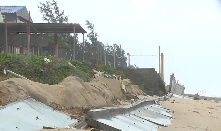 Kè biển hơn 30 tỷ đồng đang thi công bị sóng đánh sập - Ảnh 2. Kè biển hơn 30 tỷ đồng đang thi công bị sóng đánh sập - Ảnh 2.