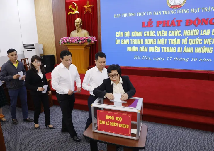 Ủng hộ hàng tỷ đồng giúp nhân dân miền Trung khắc phục hậu quả mưa lũ - Ảnh 3. Ủng hộ hàng tỷ đồng giúp nhân dân miền Trung khắc phục hậu quả mưa lũ - Ảnh 3.