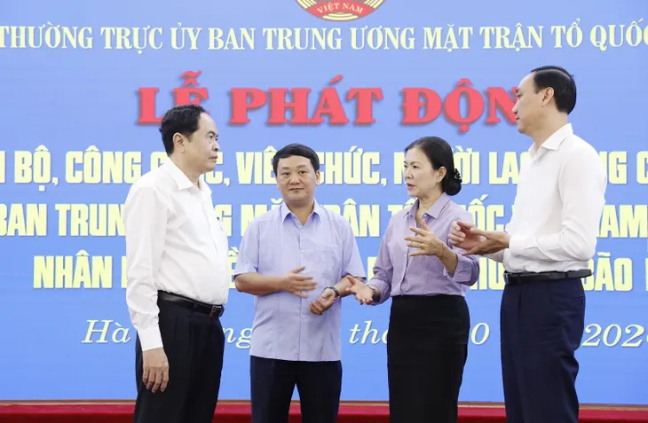 Ủng hộ hàng tỷ đồng giúp nhân dân miền Trung khắc phục hậu quả mưa lũ - Ảnh 2. Ủng hộ hàng tỷ đồng giúp nhân dân miền Trung khắc phục hậu quả mưa lũ - Ảnh 2.