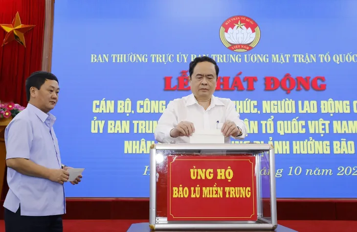 Ủng hộ hàng tỷ đồng giúp nhân dân miền Trung khắc phục hậu quả mưa lũ - Ảnh 1. Ủng hộ hàng tỷ đồng giúp nhân dân miền Trung khắc phục hậu quả mưa lũ - Ảnh 1.