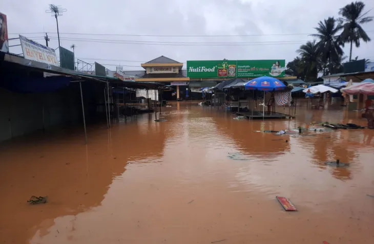 Mưa lớn, lũ lên, một số nơi tại Quảng Trị đã ngập sâu cả mét - Ảnh 10. Mưa lớn, lũ lên, một số nơi tại Quảng Trị đã ngập sâu cả mét - Ảnh 10.