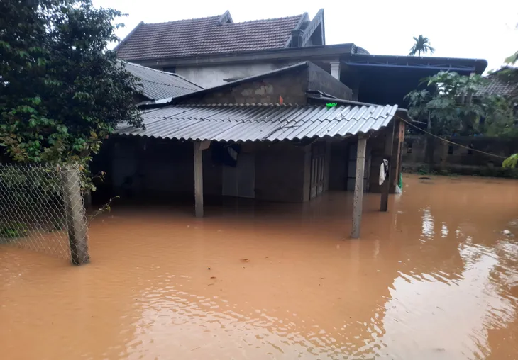 Mưa lớn, lũ lên, một số nơi tại Quảng Trị đã ngập sâu cả mét - Ảnh 7. Mưa lớn, lũ lên, một số nơi tại Quảng Trị đã ngập sâu cả mét - Ảnh 7.