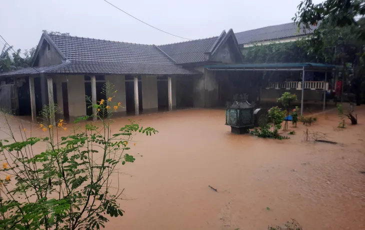 Mưa lớn, lũ lên, một số nơi tại Quảng Trị đã ngập sâu cả mét - Ảnh 8. Mưa lớn, lũ lên, một số nơi tại Quảng Trị đã ngập sâu cả mét - Ảnh 8.
