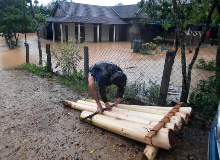 Mưa lớn, lũ lên, một số nơi tại Quảng Trị đã ngập sâu cả mét - Ảnh 4. Mưa lớn, lũ lên, một số nơi tại Quảng Trị đã ngập sâu cả mét - Ảnh 4.