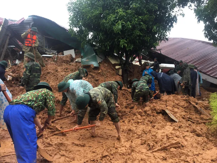 Vụ sạt lở ở Quảng Trị: Lập Sở chỉ huy tiền phương để cứu nạn, Phó Chủ tịch thường trực UBND tỉnh chỉ huy - Ảnh 4. Vụ sạt lở ở Quảng Trị: Lập Sở chỉ huy tiền phương để cứu nạn, Phó Chủ tịch thường trực UBND tỉnh chỉ huy - Ảnh 4.