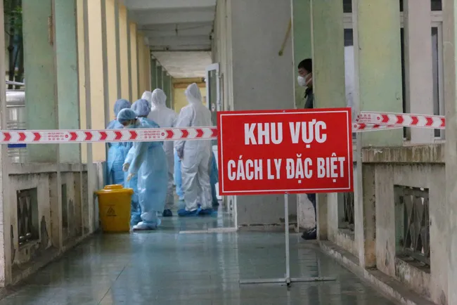 Vì sao nam tiếp viên hàng không mắc COVID-19 cách ly chỉ 4 ngày? - Ảnh 1. Vì sao nam tiếp viên hàng không mắc COVID-19 cách ly chỉ 4 ngày? - Ảnh 1.