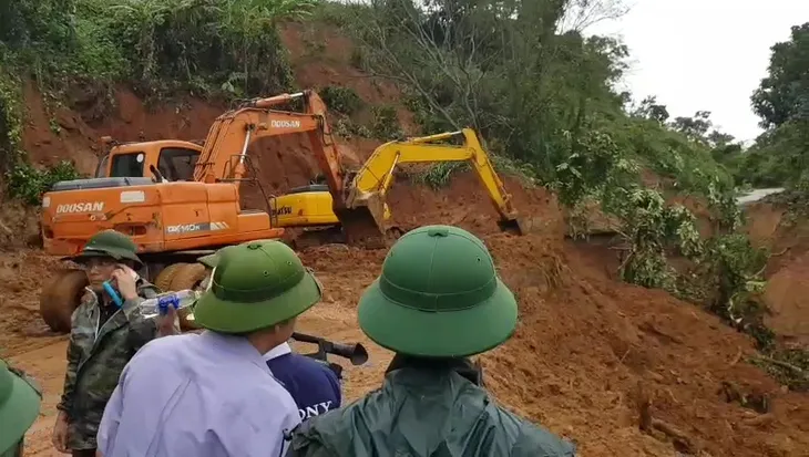 Vụ sạt lở ở Quảng Trị: Lập Sở chỉ huy tiền phương để cứu nạn, Phó Chủ tịch thường trực UBND tỉnh chỉ huy - Ảnh 7. Vụ sạt lở ở Quảng Trị: Lập Sở chỉ huy tiền phương để cứu nạn, Phó Chủ tịch thường trực UBND tỉnh chỉ huy - Ảnh 7.
