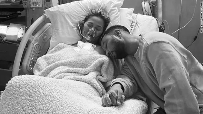 Chrissy Teigen lần đầu lên tiếng hậu sảy thai - Ảnh 1. Chrissy Teigen lần đầu lên tiếng hậu sảy thai - Ảnh 1.