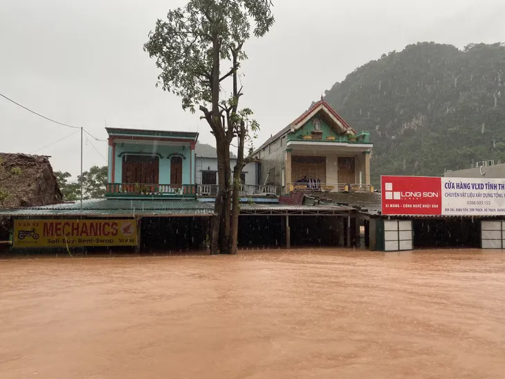 Quảng Bình: Thị trấn Phong Nha chìm trong nước lũ - Ảnh 8. Quảng Bình: Thị trấn Phong Nha chìm trong nước lũ - Ảnh 8.