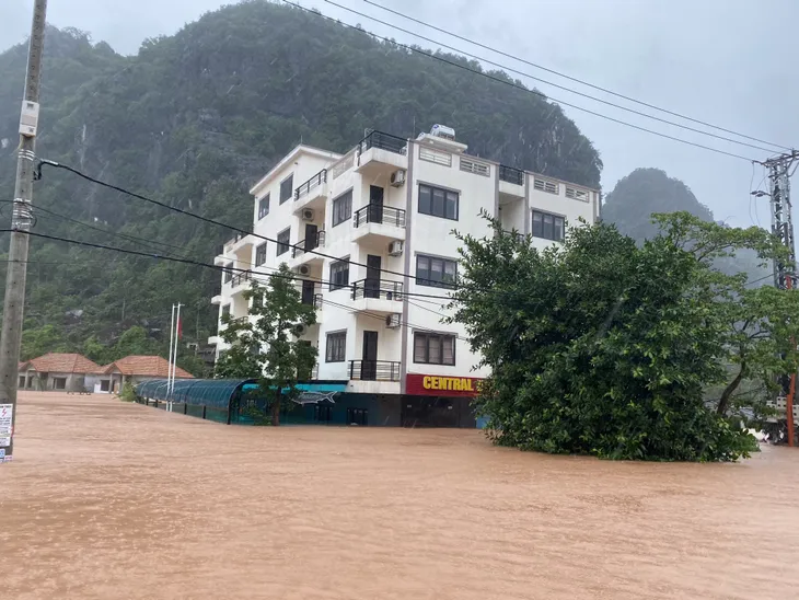 Quảng Bình: Thị trấn Phong Nha chìm trong nước lũ - Ảnh 7. Quảng Bình: Thị trấn Phong Nha chìm trong nước lũ - Ảnh 7.