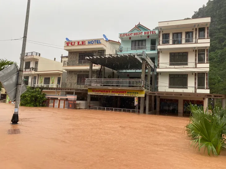 Quảng Bình: Thị trấn Phong Nha chìm trong nước lũ - Ảnh 6. Quảng Bình: Thị trấn Phong Nha chìm trong nước lũ - Ảnh 6.