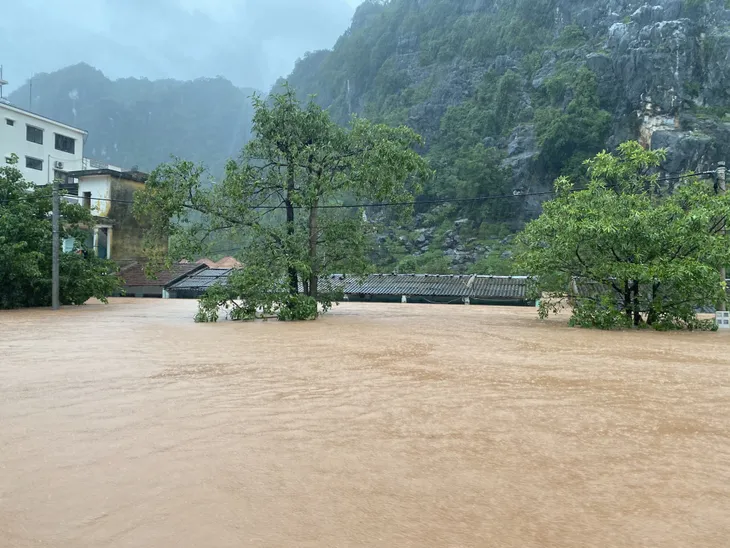 Quảng Bình: Thị trấn Phong Nha chìm trong nước lũ - Ảnh 5. Quảng Bình: Thị trấn Phong Nha chìm trong nước lũ - Ảnh 5.