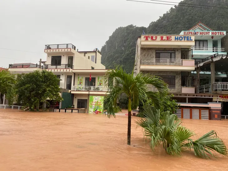 Quảng Bình: Thị trấn Phong Nha chìm trong nước lũ - Ảnh 2. Quảng Bình: Thị trấn Phong Nha chìm trong nước lũ - Ảnh 2.