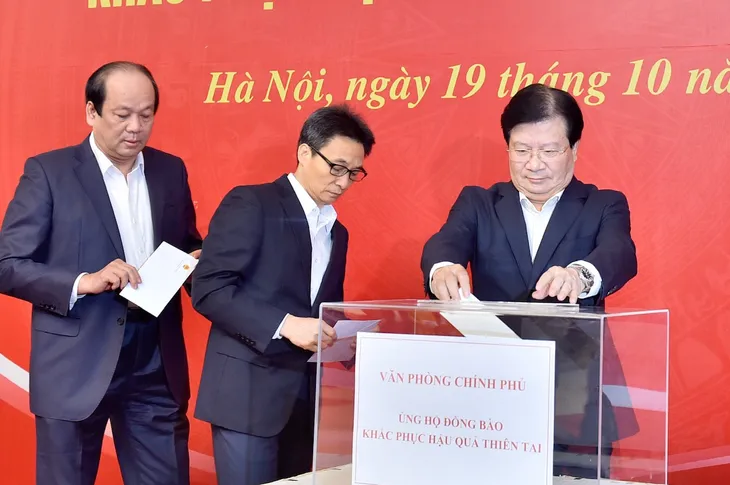 Lãnh đạo Chính phủ quyên góp ủng hộ đồng bào miền Trung - Ảnh 3. Lãnh đạo Chính phủ quyên góp ủng hộ đồng bào miền Trung - Ảnh 3.