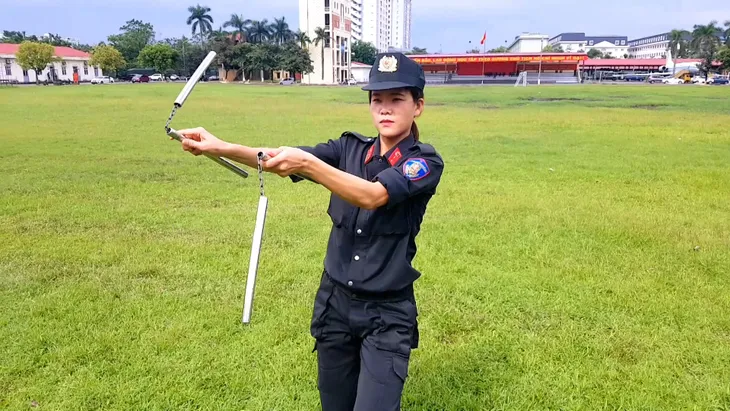 Bông hồng thép của lực lượng Cảnh sát đặc nhiệm: Tôi muốn góp sức nhỏ của mình cho đất nước - Ảnh 2. Bông hồng thép của lực lượng Cảnh sát đặc nhiệm: Tôi muốn góp sức nhỏ của mình cho đất nước - Ảnh 2.