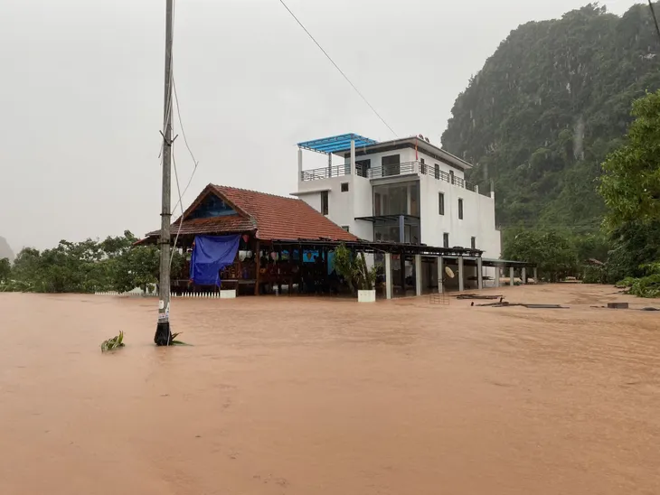 Quảng Bình: Thị trấn Phong Nha chìm trong nước lũ - Ảnh 1. Quảng Bình: Thị trấn Phong Nha chìm trong nước lũ - Ảnh 1.