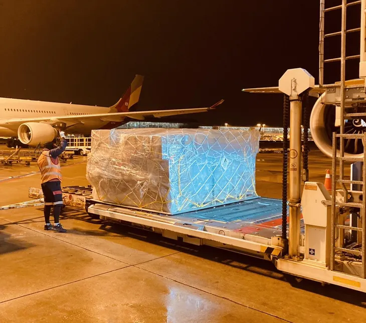 Các hãng hàng không đồng loạt vận chuyển miễn phí hàng cứu trợ ra vùng lũ lụt - Ảnh 1. Các hãng hàng không đồng loạt vận chuyển miễn phí hàng cứu trợ ra vùng lũ lụt - Ảnh 1.