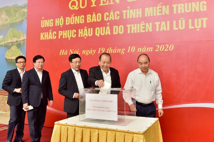 Lãnh đạo Chính phủ quyên góp ủng hộ đồng bào miền Trung - Ảnh 1. Lãnh đạo Chính phủ quyên góp ủng hộ đồng bào miền Trung - Ảnh 1.