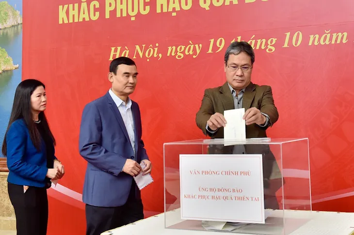 Lãnh đạo Chính phủ quyên góp ủng hộ đồng bào miền Trung - Ảnh 5. Lãnh đạo Chính phủ quyên góp ủng hộ đồng bào miền Trung - Ảnh 5.