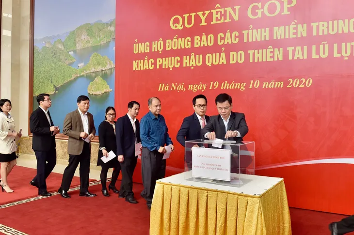 Lãnh đạo Chính phủ quyên góp ủng hộ đồng bào miền Trung - Ảnh 6. Lãnh đạo Chính phủ quyên góp ủng hộ đồng bào miền Trung - Ảnh 6.